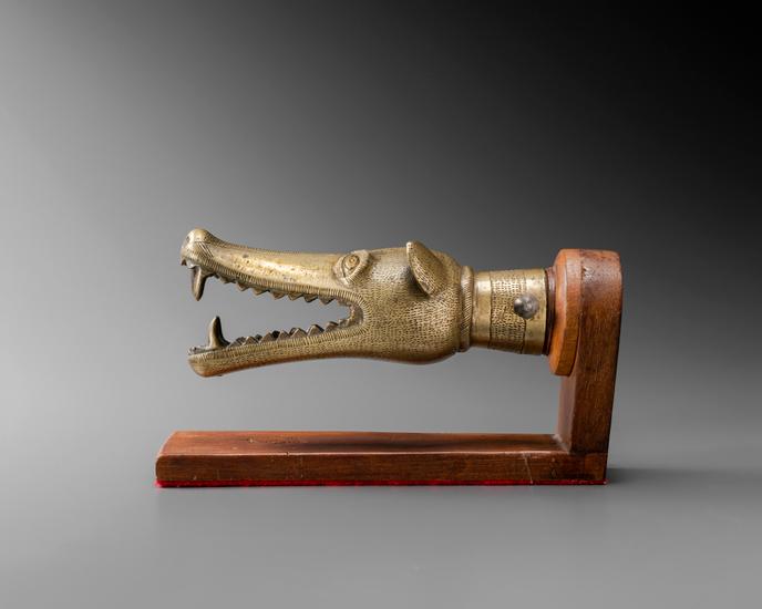 Embout d’une récade zoomorphe à l’effigie d’une tête de chien. Abomey, ancien royaume du Danhomè, Bénin.