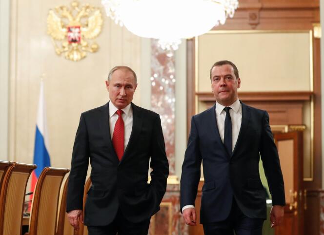 Vladimir Poutine et Dmitri Medvedev, le 15 janvier à Moscou.