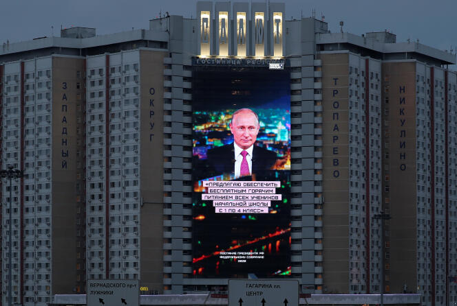 Ecran installé sur la façade d’un hôtel retransmettant le discours annuel de Vladimir Poutine devant le Parlement, à Moscou, mercredi 15 janvier.