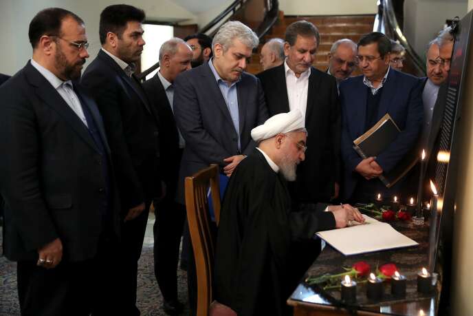 Le président iranien Hassan Rohani signe un registre de condoléances pour les victimes du crash de l’avion ukrainien, le 15 janvier à Téhéran.