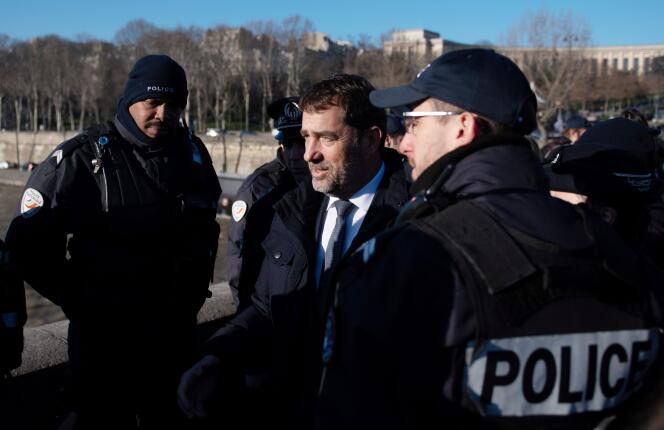 Le ministre de l’intérieur Christophe Castaner s’adressant à des officiers de police, à Paris, le 30 décembre 2019.