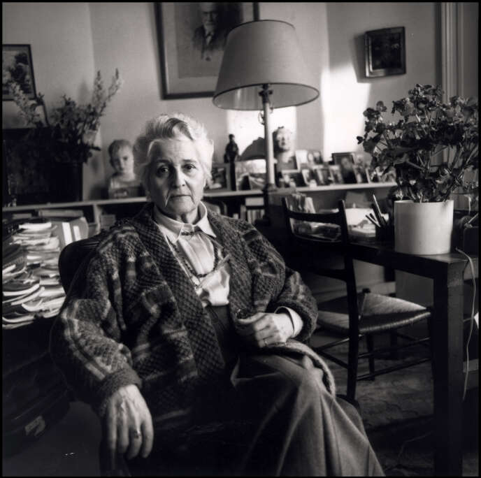 La psychanalyste Françoise Dolto, chez elle à Paris, en novembre 1986.