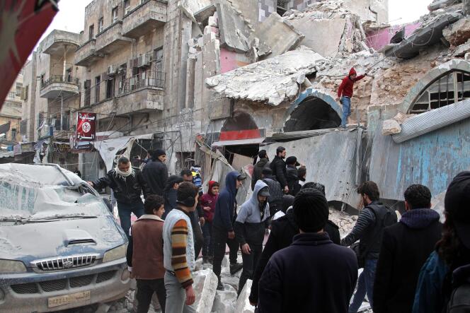 Sur le site d’une frappe aérienne ayant touché un marché d’Idlib, en Syrie, le 15 janvier.