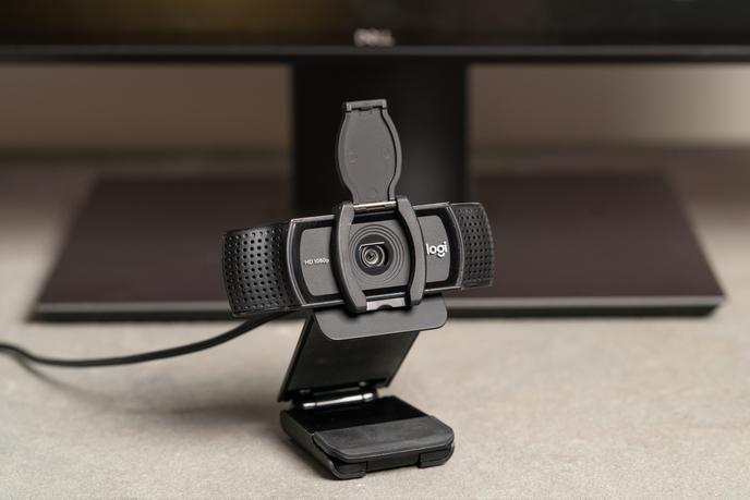 La C920S peut se placer sur le haut de l’écran ou à côté, sur votre bureau.