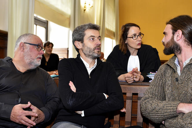 Le responsable de Greenpeace France Yannick Rousselet, son directeur général, Jean-François Julliard, l’avocate Marie Dosé et un militant de l’ONG, le 30 octobre 2019, au tribunal de Metz.
