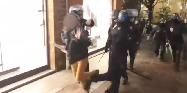 Violences policières : une enquête ouverte après le croche-pied d'un policier à une manifestante