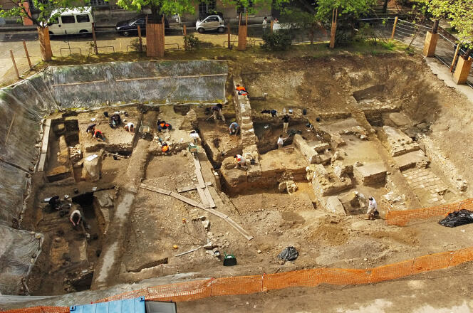 Le site de fouilles archéologiques de l’Institut national de recherches archéologiques préventives (Inrap), rue Saint-Jacques, à Paris, le 24 avril 2006.