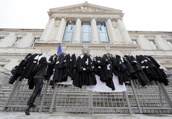 Pour protester contre la réforme des retraites, des avocats ont déposé leurs robes sur les grilles du palais de justice, à Nice, le 13 janvier.