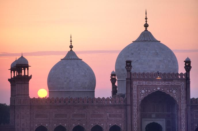 La mosquée Royale (Badshahi Masjid, XVIIe siècle), à Lahore, au Pakistan.