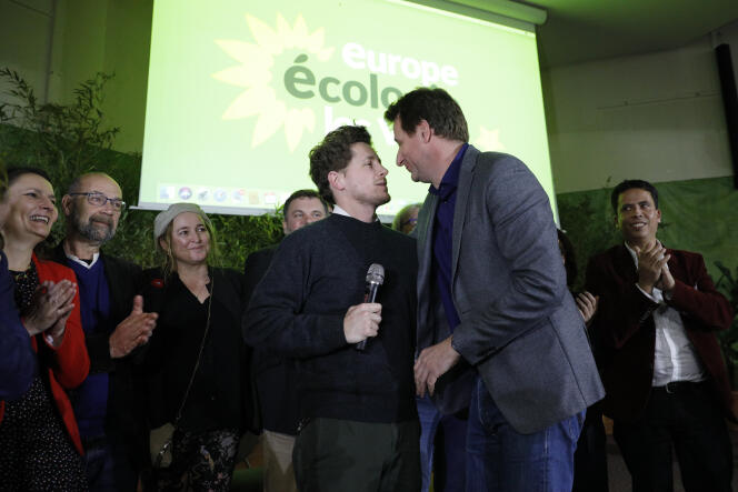 L’actuel secrétaire national d’Europe Ecologie-Les Verts, Julien Bayou, hostile à une alliance avec la droite ou le centre, et l’eurodéputé Yannick Jadot, le 30 novembre 2019 à Saint-Denis, lors du congrès du parti écologiste.