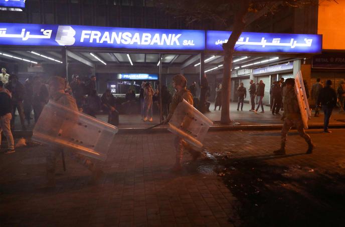 Des soldats de l’armée devant des succursales bancaires, lors de manifestation dans la capitale libanaise, le 16 janvier.