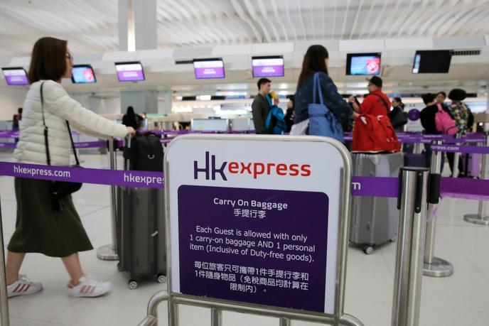 La compagnie aérienne Hong Kong Express a assuré avoir présenté ses excuses à la jeune femme et avoir « suspendu cette pratique ».