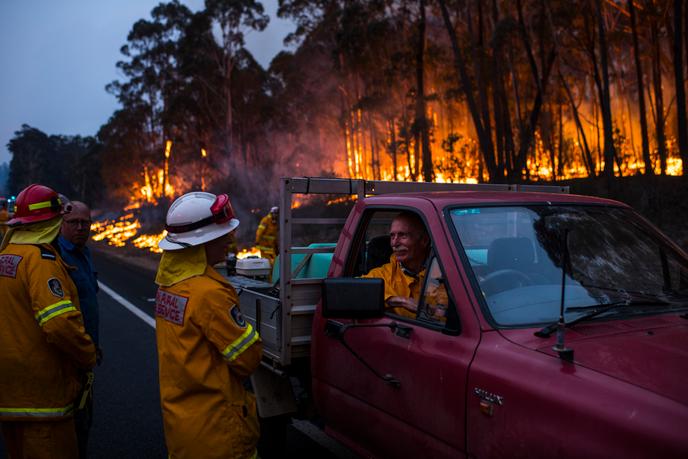 Les pompiers volontaires du service d’incendie rural de la Nouvelle-Galles du Sud ont été victimes d’un incendie incontrôlable à l’extérieur de Bombala. Le feu a commencé par un coup de foudre à Victoria le 31 décembre 2019 et s’est propagé vers le nord.
