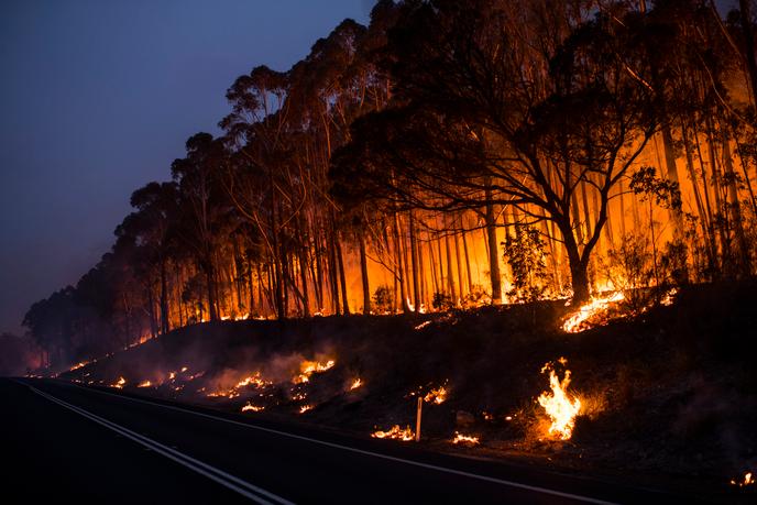 Un contre-feu a été allumé par des volontaires du service des incendies ruraux de la Nouvelle-Galles du Sud pour étouffer un feu de brousse à l’extérieur de Bombala.