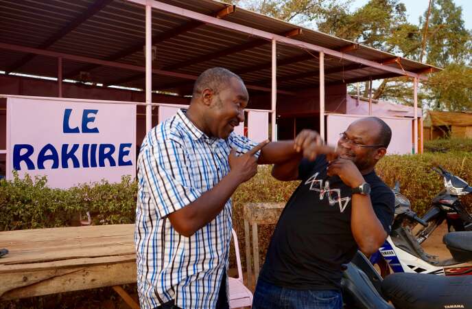 Mamoudou Combary, le président de l’association Bulcina Maasuagu Burkindi Roogmika, réunit une fois par mois des convives dans un maquis de Ouagadougou pour pratiquer « l’alliance à plaisanterie ».