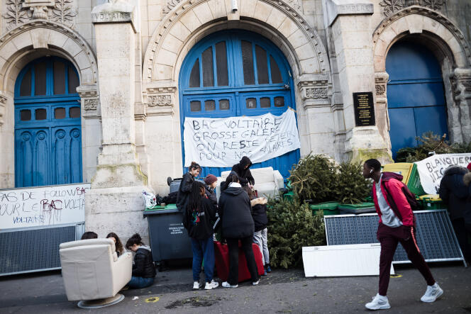Des élèves bloquent l’entrée du lycée Voltaire lors d’une journée de mobilisation contre la réforme des retraites, à Paris, le 16 janvier.