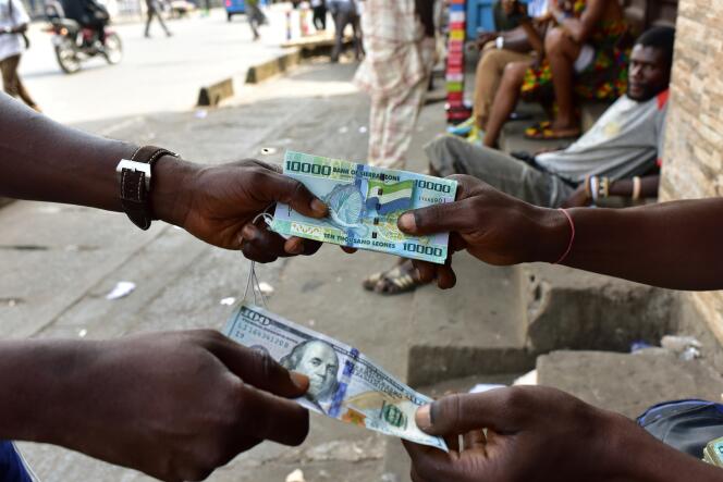 Dans un bureau de change de Freetown, capitale de la Sierra Leone, pays qui fait partie de la Zone monétaire ouest-africaine (WAMZ) qui s’oppose à l’avènement d’une monnaie unique ouest-africaine pour remplacer le franc CFA.