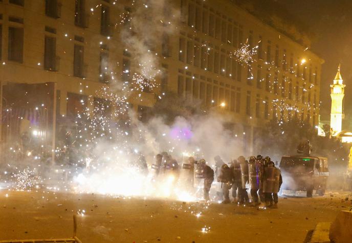 Des feux d’artifice ont été tirés sur les forces anti-émeutes par les manifestants, samedi 18 janvier à Beyrouth, au Liban.