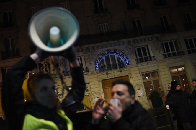 Des manifestants devant le théâtre des Bouffes du Nord (Paris), où Emmanuel Macron assistait à une représentation, le 17 janvier.