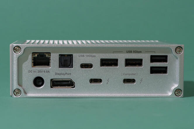 Le dos du dock CalDigit propose deux ports Thunderbolt 3, ainsi que quatre USB-A 3.2 Gen 1, un USB-C 3.2 Gen 2, un Ethernet gigabit, une sortie son S/PDIF et un DisplayPort.