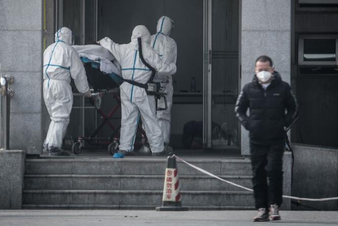 Une personne est conduite à l’hôpital de Wuhan où des patients atteints d’une pneumonie inconnue sont traités, le 18 janvier.