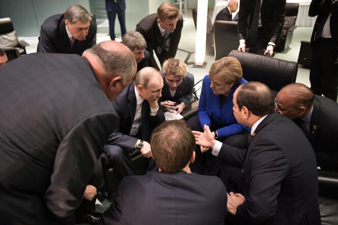 Vladimir Poutine et Angela Merkel lors d’un sommet pour la paix en Libye, à Berlin, dimanche 19 janvier.