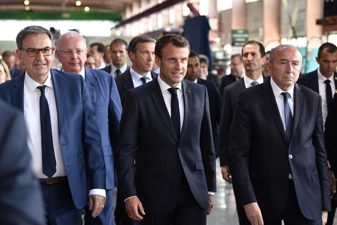 Emmanuel Macron (centre), le maire de Lyon Gérard Collomb (dr.), à Villeurbanne près de Lyon, le 8 juillet 2019.