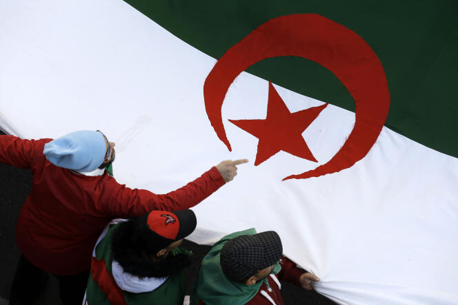 « Le pouvoir n’a pas vu, ni su comprendre, que la société algérienne avait profondément changé » (Manifestation à Alger, le 17 janvier).