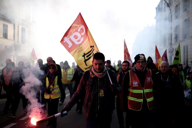 Manifestation contre la réforme des retraites, à Versailles, le 20 janvier, où Emmanuel Macron recevait par ailleurs de grands patrons.