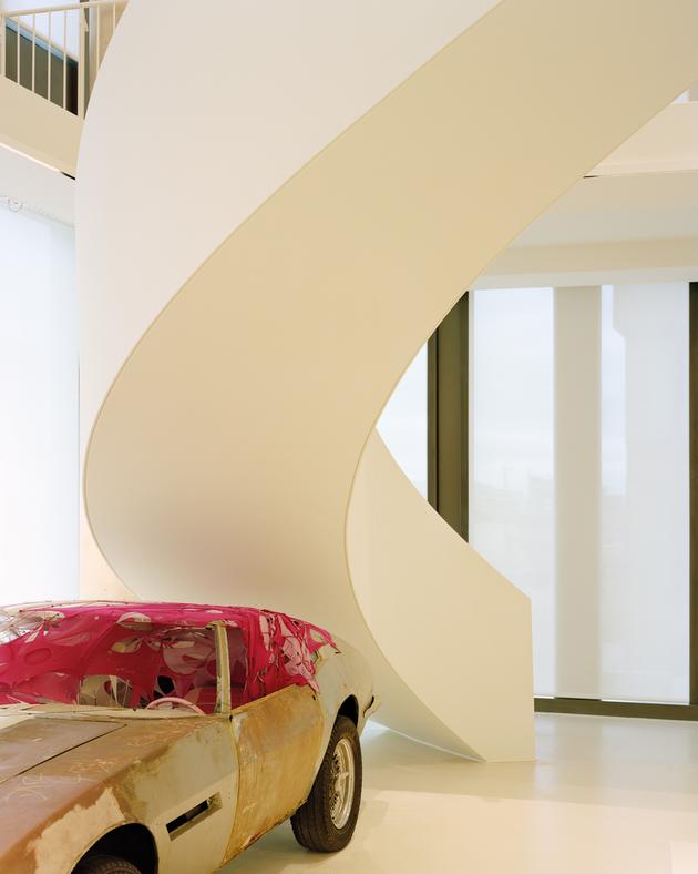 Sous l’escalier circulaire, « Milly’s Maserati » (2004), de Madeleine Berkhemer.