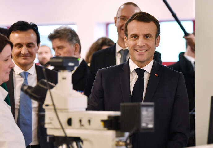 Le président de la République, Emmanuel Macron, en visite à l’usine du groupe pharmaceutique anglo-suédois AstraZeneca, lundi 20 janvier.