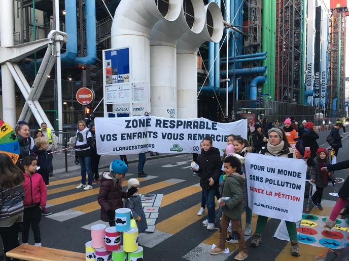 Mardi 21 janvier, à Paris, devant l’école Saint-Merri-Renard, au pied du centre Pompidou.