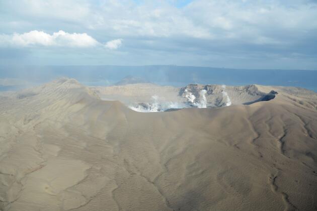 Des fumerolles blanches s’élèvent du cratère du Taal, le 21 janvier.
