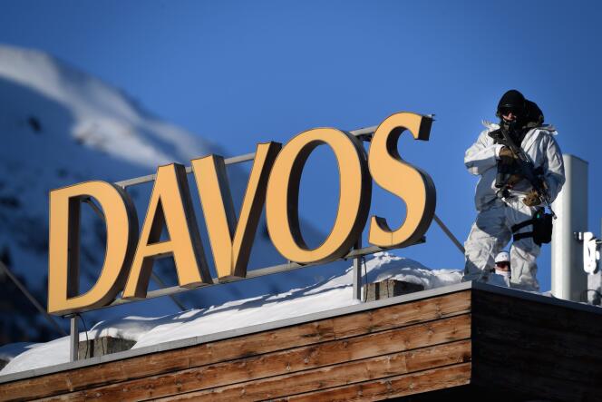 Un tireur d’élite se tient sur le toit d’un hôtel près du Forum économique mondial à Davos, le 20 janvier.