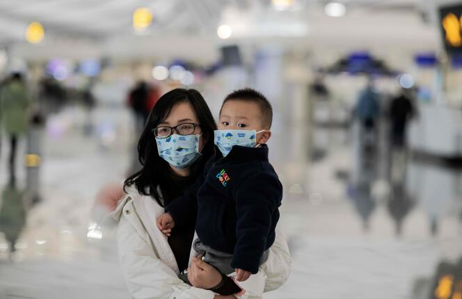 Une femme et un enfant à l’aéroport international de Pékin, le 21 janvier.