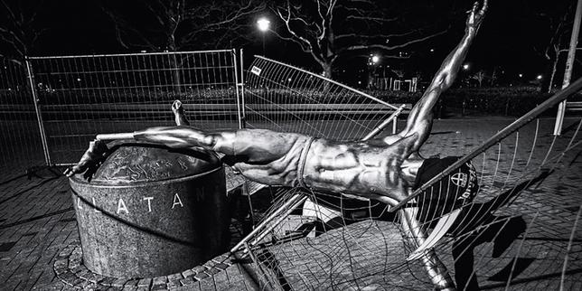 La statue de Zlatan Ibrahimovic hors jeu