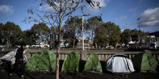 Un camp de migrants situé porte d'Aubervilliers à Paris en train d'être évacué