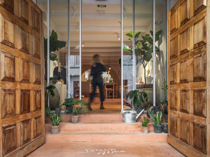 Une porte en acajou dissimule l’entrée de la vaste boutique Sessùn Alma.