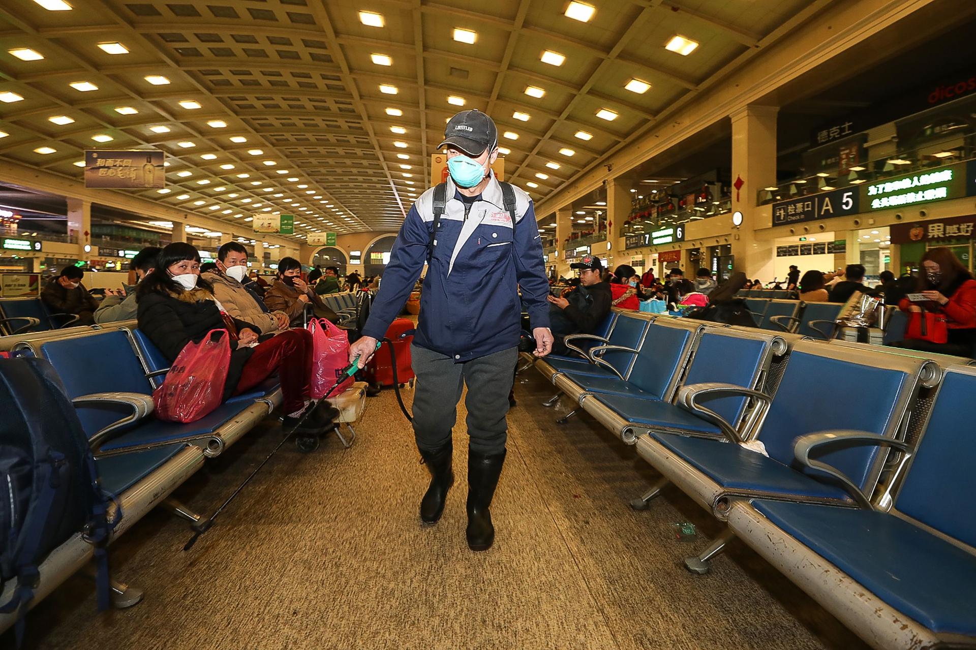 Un employé de la gare de Hankou à Wuhan désinfecte les lieux, le 22 janvier.