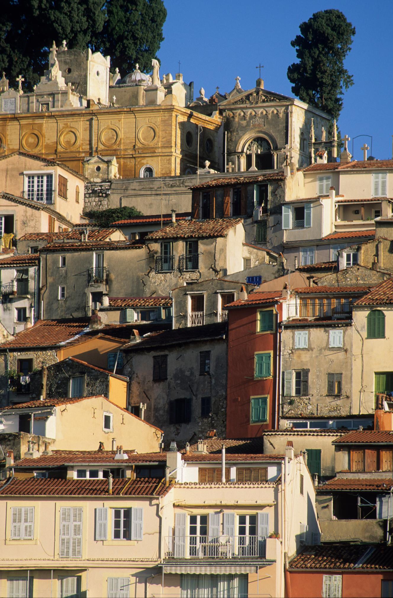 La vieille ville de Menton avec en arrière-plan le cimetière du Vieux-Château et ses tombes anglicanes.