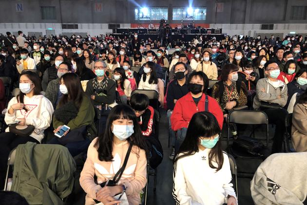 Taïpeh (Taïwan), le 22 janvier. Pour le gala de fin d’année lunaire, les employés de Foxconn (l’entrepise qui fabrique notamment les iPhone) ont porté des masques.