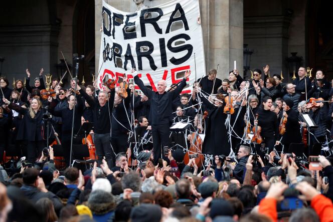 Le chef d’orchestre Michel Dietlin et les membres de l’Opéra de Paris lors d’un concert improvisé contre les retraites, à Paris le 18 janvier.