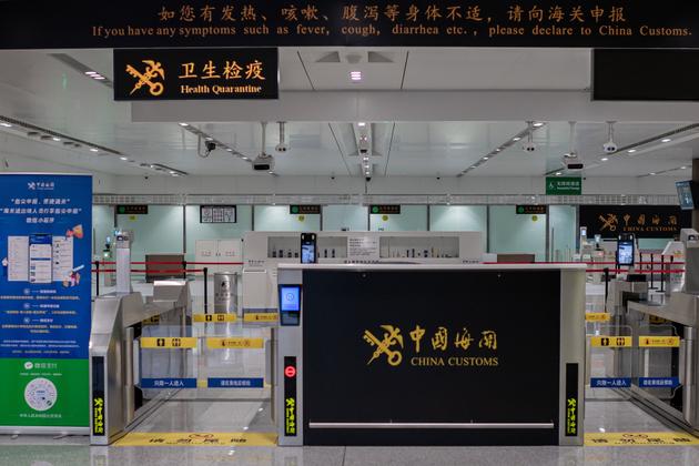 Le 21 Janvier, à l’aéroport international de Daxing. Les conseils de prévention sanitaire à la suite de l’apparition du coronavirus. L’épicentre de l’épidémie est Wuhan, ville de 11 millions d’habitants, capitale de la province de Hubei. Wuhan est un hub aéroportuaire important, avec une soixantaine de lignes aériennes internationales, comprenant des vols directs pour l’Europe.