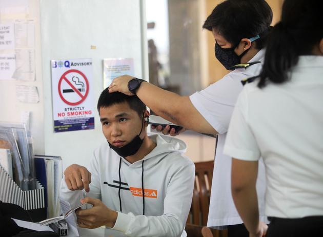 A Manille (Philippines). Un passager venant de Chine est contrôlé par le service de la quarantaine, le 22 janvier.