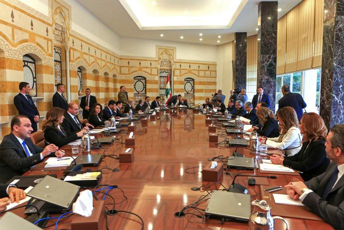 Le président libanais Michel Aoun (au centre) pour le premier conseil des ministres du gouvernement dirigé par Hassan Diab, le 22 janvier 2020.