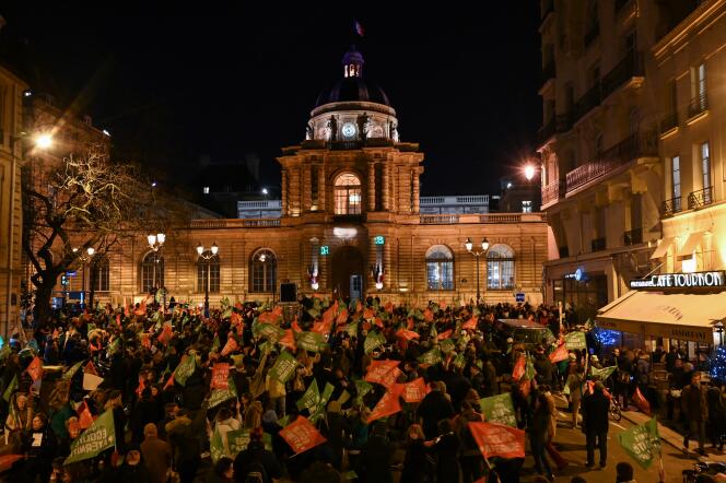 Des manifestants contre l’extension de la PMA rassemblés devant le Sénat à Paris, mardi 21 janvier 2020.