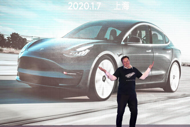 Elon Musk, le patron de Tesla, présente le 7 janvier, à Shanghaï, le Model 3 produit par le constructeur en Chine.
