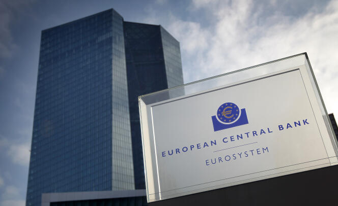 « Pour la France, 45 milliards ne suffiront pas à arrêter l’effondrement, pas plus que, pour la zone euro, les 870 milliards de rachats promis au total par la BCE »(Siège de la Banque centrale européenne, à Francfort, en Allemagne).