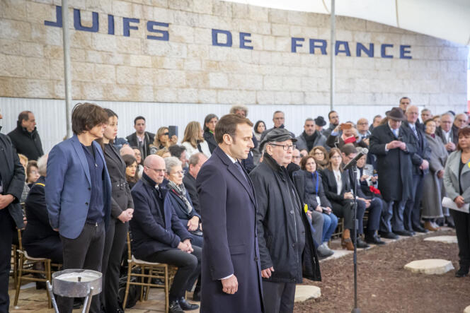 Emmanuel Macron et Serge Klarsfeld participent à une cérémonie au Mémorial de la Déportation des Juifs de France à Roglit, Neve Michael, Israël, jeudi 23 janvier.