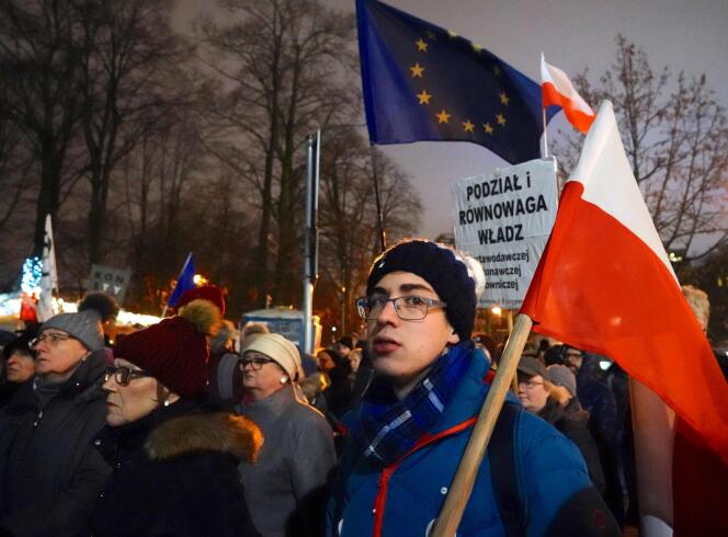 Manifestation devant le Parlement polonais contre l’adoption d’une loi controversée destinée à punir les juges qui mettent en question les réformes judiciaires critiquées par Bruxelles et la Cour de justice de l’Union européenne.